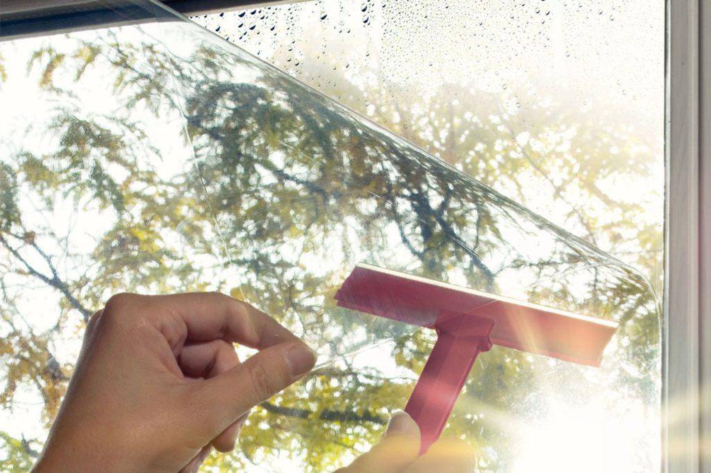 Как клеить пленку на окна: солнцезащитное, тонировочное, зеркальное, витражное и другие покрытия