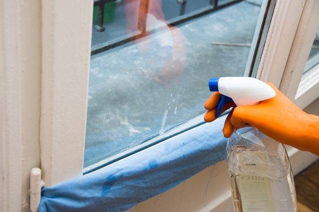 Как и чем отмыть стекла на окнах от раствора цемента?