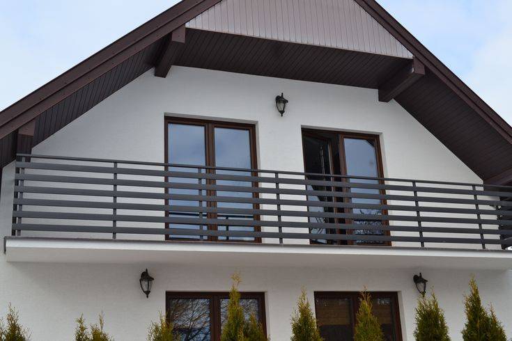 Балкон в частном доме над крыльцом: особенности конструкции