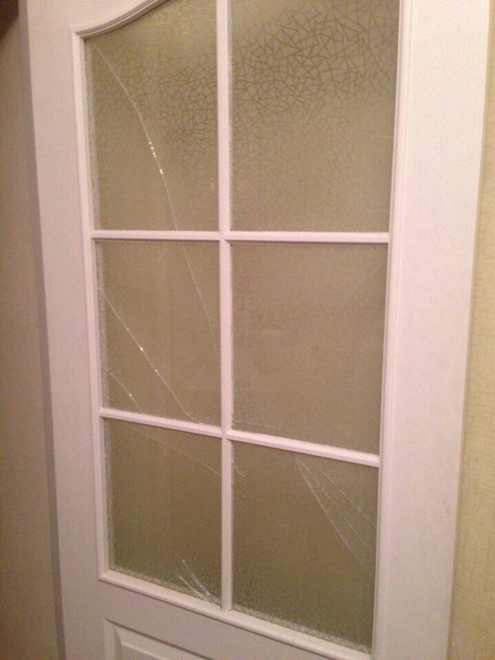 Ремонт межкомнатной двери: производим замену разбитого стекла