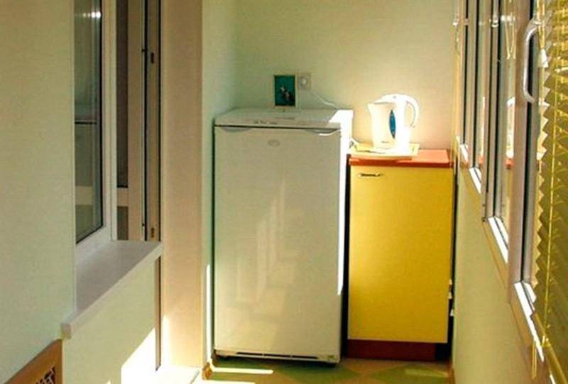 Холодильник на балконе