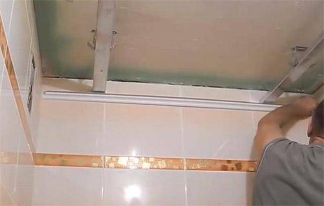 Потолок в ванной комнате – какой выбрать