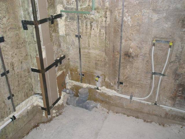 Выравнивание стен в ванной под плитку: как и чем делать?