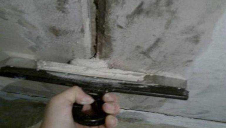 Ремонт потолка — заделываем швы между плитами