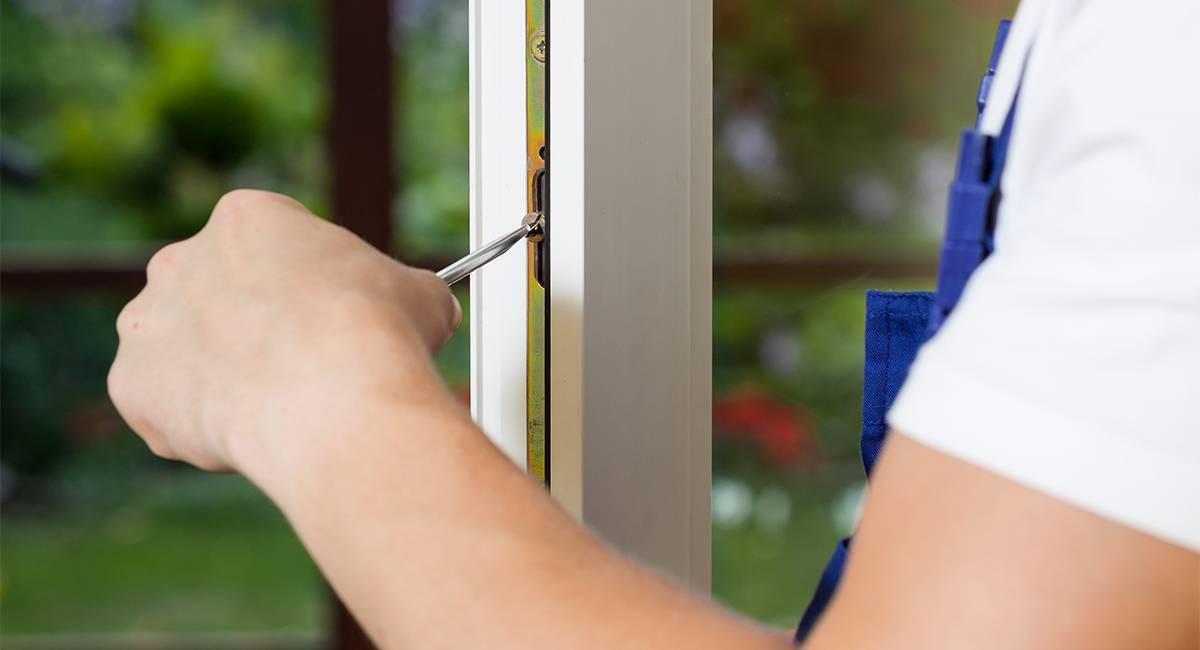 Как открыть пластиковую балконную дверь снаружи без повреждения