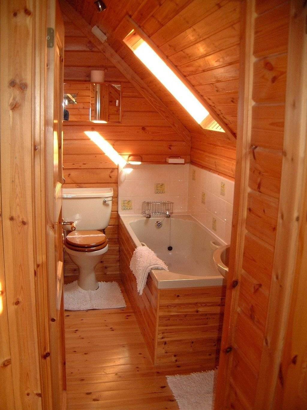 Ванная комната на даче в деревянном доме