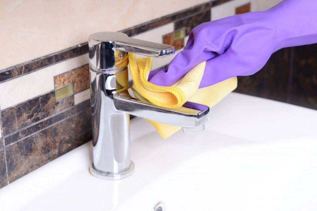 Как почистить смеситель в ванной: причины загрязнений, средства для очистки известкового налета своими руками