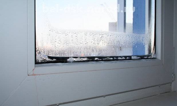 Почему промерзают пластиковые окна: что за явление, из-за чего возникает снизу или изнутри стеклопакета зимой, как устранить проблему в квартире, частном доме?