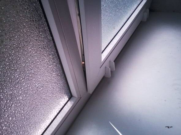 Как защитить окна на даче от воров: плёнки, роллеты, ставни, решётки, сигнализация - 1drevo.ru