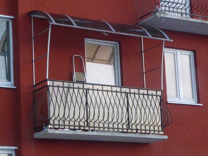 Ограждения балконные в загородном доме, в частном, в жилых зданиях