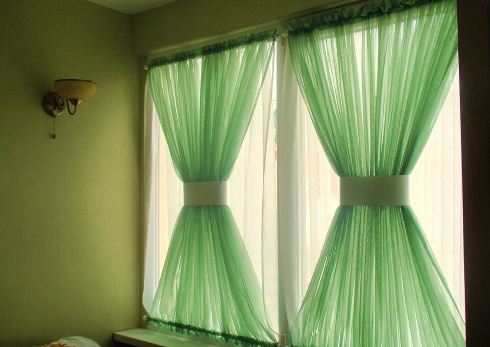 Окна без штор: наклейки, жалюзи -оформление в гостиной и на кухне