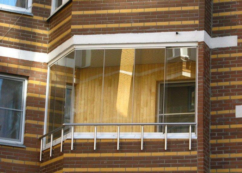 Безрамное остекление балконов: важные нюансы