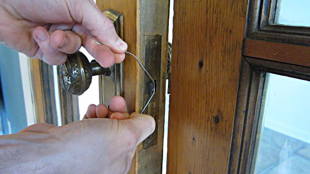 Захлопнулась дверь в квартиру: как открыть и что делать, отпираем межкомнатную дверь