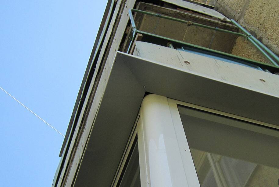 Как правильно устанавливать отливы на балконе или лоджии?