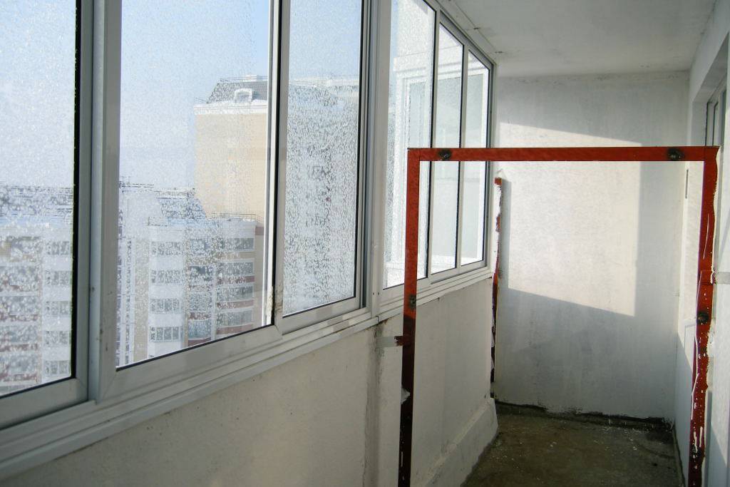 Балконные перегородки – из чего и как сделать