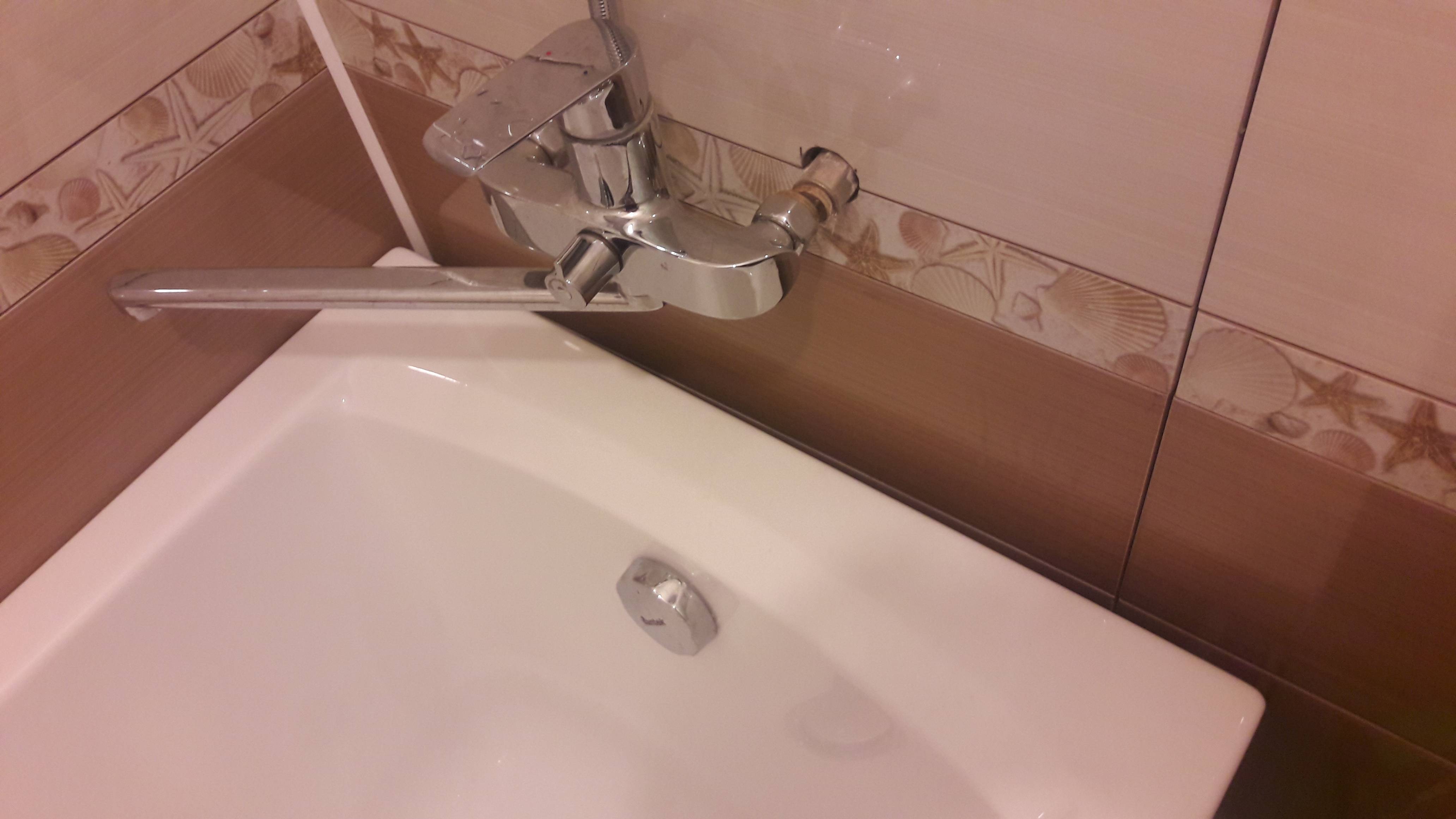 Чем можно заделать щель между ванной и стеной — материалы и пошаговые инструкции по каждому способу