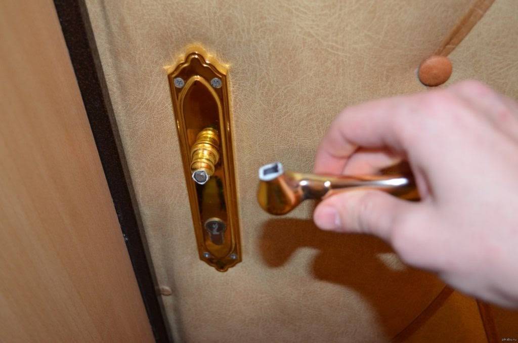 Заклинило межкомнатную дверь: почему это может произойти с магнитной защелкой, язычком замка, дверной ручкой, что надо делать, как открыть заклинивший механизм?