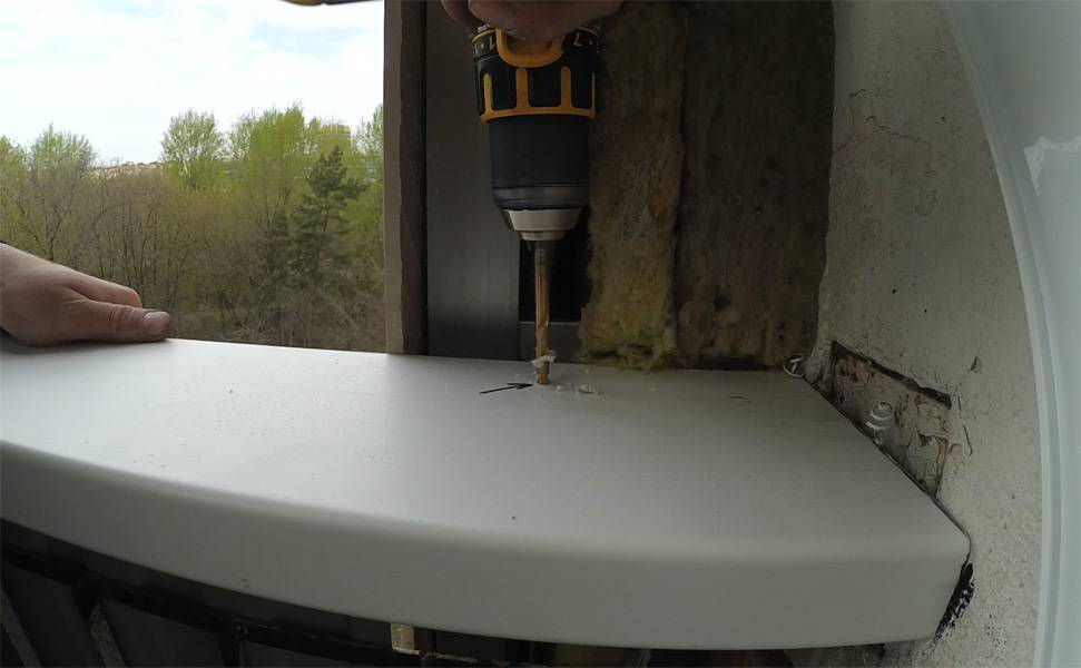 Как крепить пластиковый подоконник на балконе