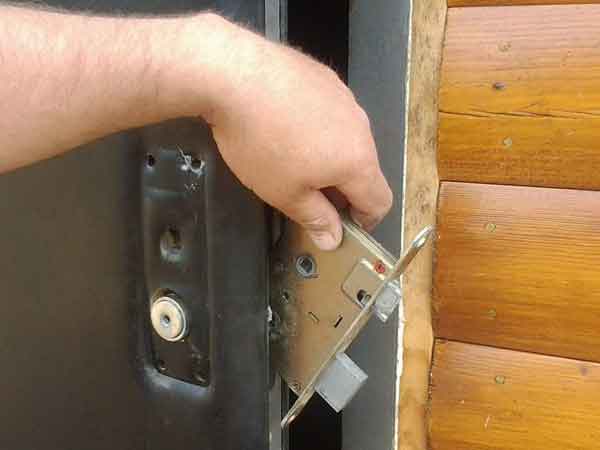 Замена замков в металлической двери, как убрать личинку своими руками.