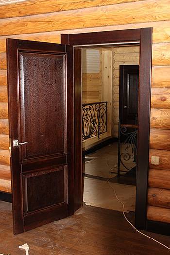 Установка деревянной двери в деревянном доме (29 фото) — как вставить металлическую и пластиковую межкомнатные модели