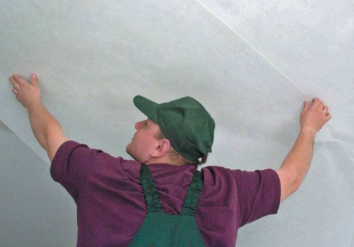 Как клеить обои на потолок своими руками (видео)