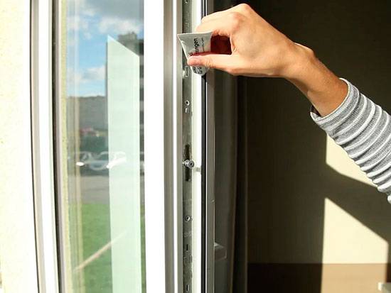 Уход за пластиковыми окнами: как правильно мыть своими руками, профилактика повреждений и запотевания