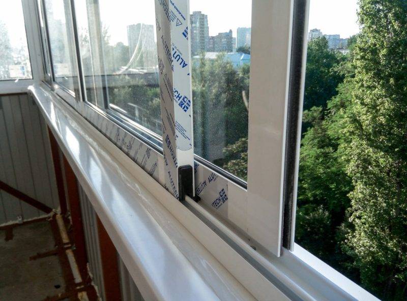 Устройство раздвижных окон на балконе конструкция
