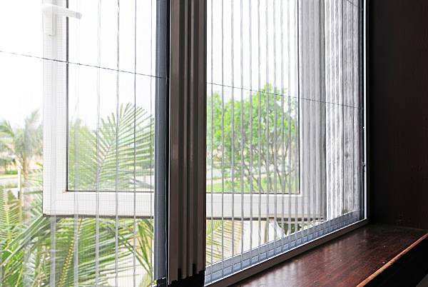 Москитные сетки на раздвижные окна и распашные конструкции — 5 вариантов