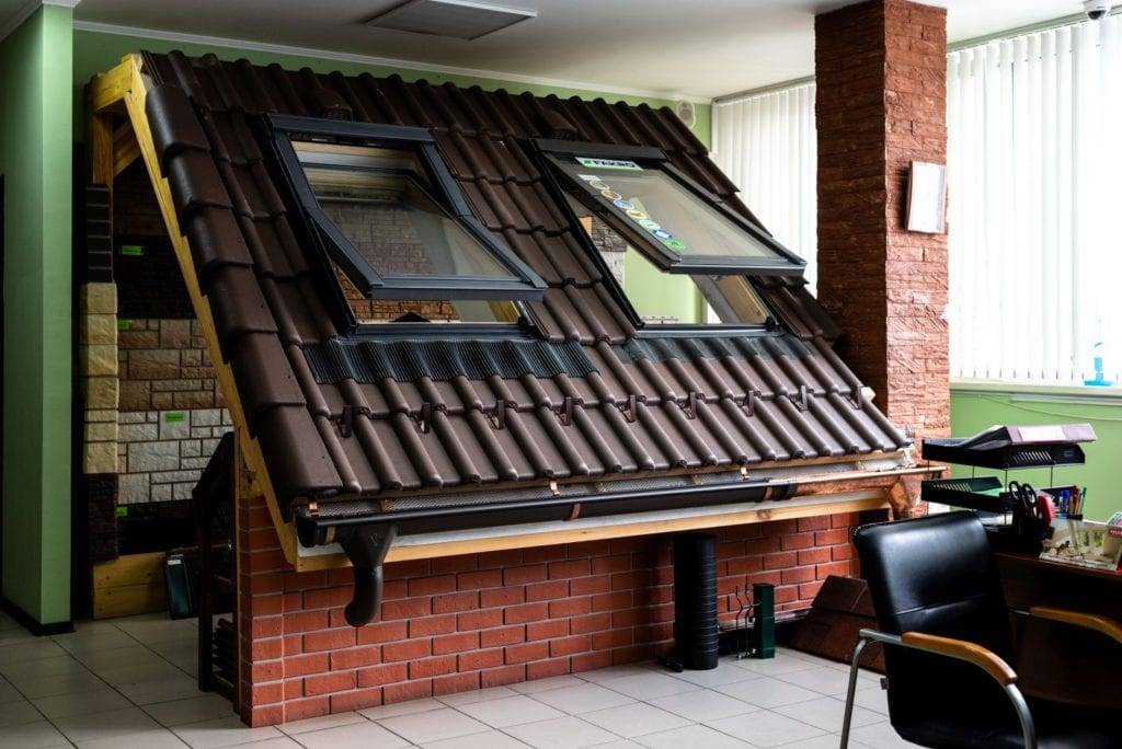Как устроить окна на фронтоне крыши: специфика устройства окон и технология их обрамления