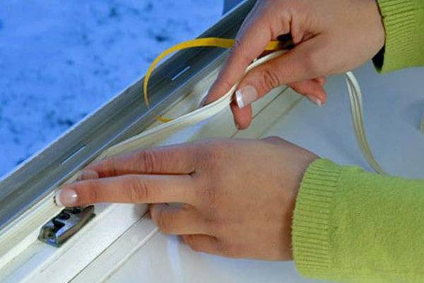 Чем заклеить пластиковые окна на зиму: можно ли это делать, когда нужно, что лучше использовать, как утеплить стеклопакет своими руками пленкой и пеной?
