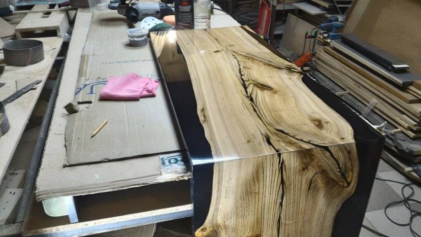 Как делают и чем заливают столешницу из среза дерева?