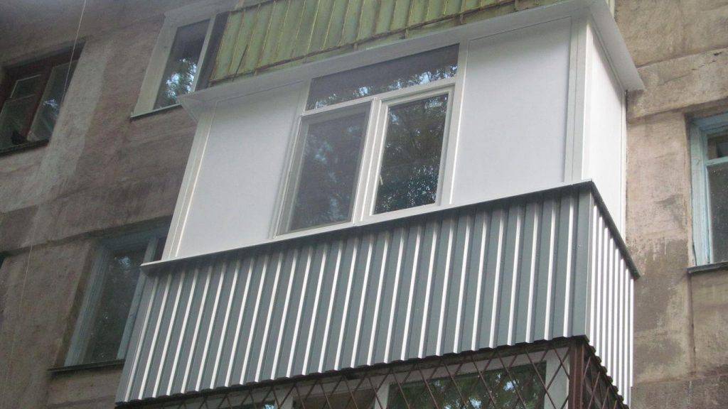 Как своими руками выполнить внешнюю обшивку балкона профлистом? — masterprofnastila.ru