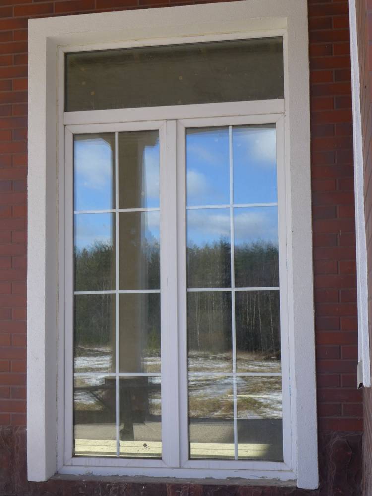 Пластиковые окна с декоративной раскладкой