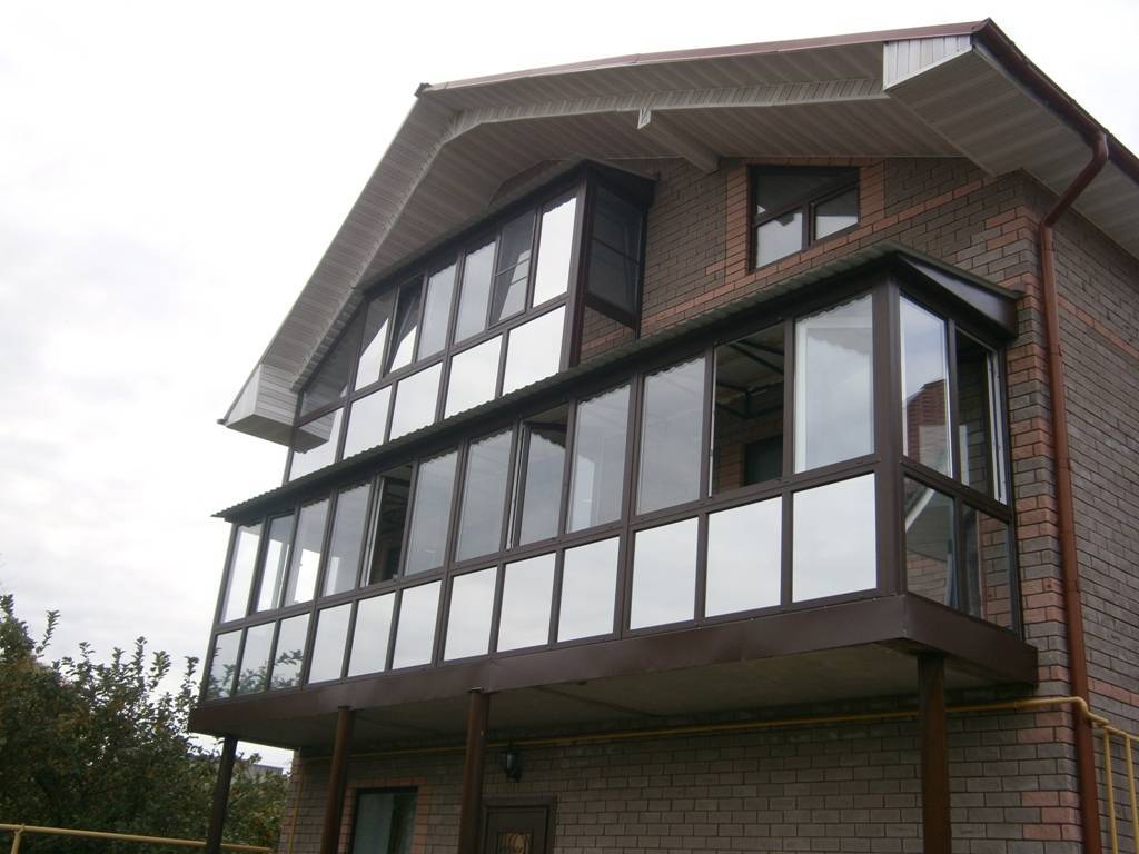 Балкон в частном доме: открытый, под крышей, над первым этажом, дизайн