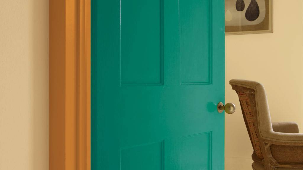 Чем красить крашенную межкомнатную дверь