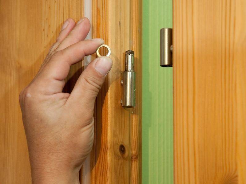 Как отрегулировать межкомнатную дверь своими руками