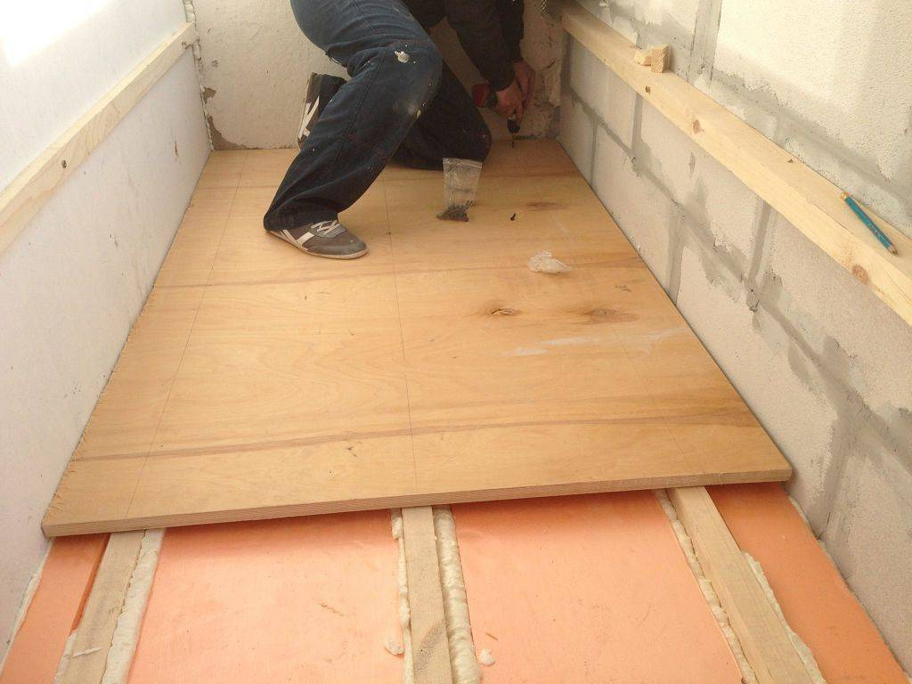 Напольное покрытие на балконе или лоджии своими руками: как выровнять, чем отделать и пошаговая инструкция по монтажу