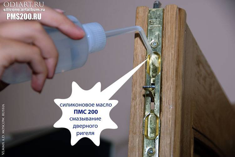Смазка дверных петель устранение скрипа | строимдом