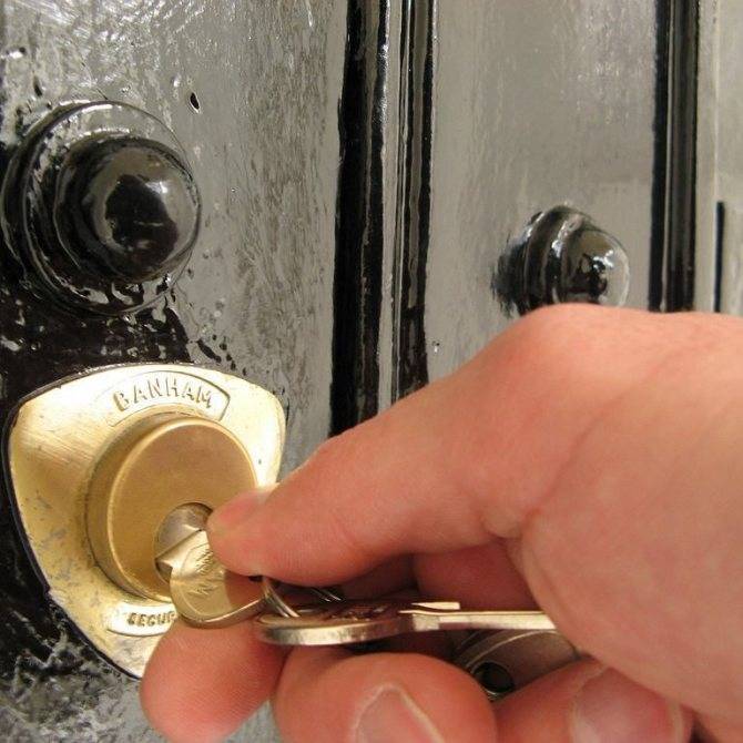 Застрял ключ в замке двери: что делать, как вытащить ключ из двери