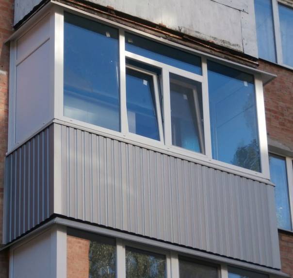 Остекление балконов на последних этажах: с крышей или козырьком, варианты