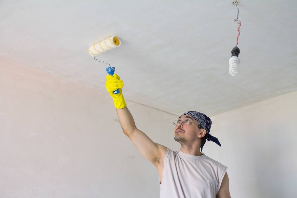 Как правильно белить потолок в квартире: по старой побелке, кисть или валик
