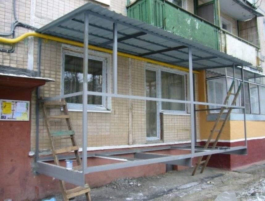 Пристройка балкона на первом этаже: разрешение и строительство
