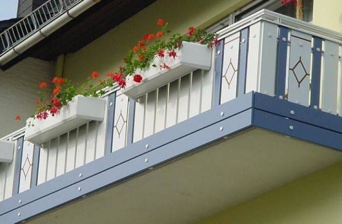 Стеклянное ограждение для балкона и лоджии: особенности, выбор и установка