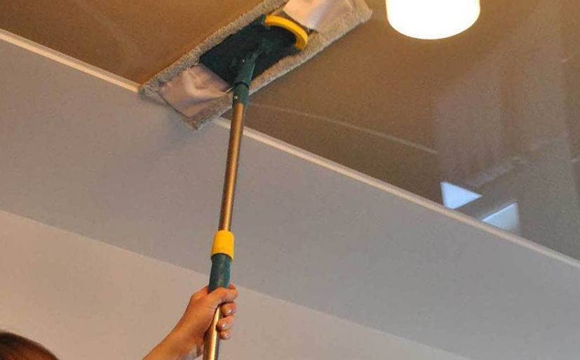 Как помыть натяжной потолок без разводов за 5 шагов