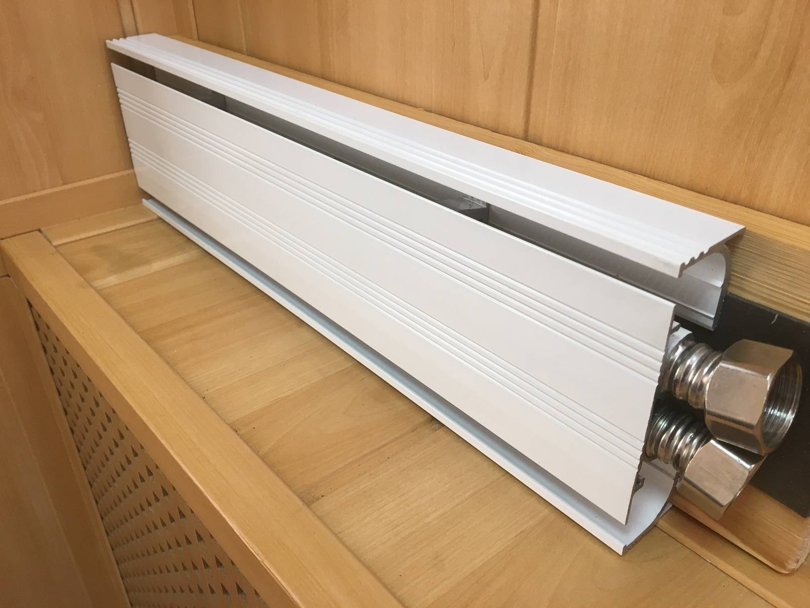 Отопление дома теплым плинтусом — отличие от радиаторов и теплого пола.