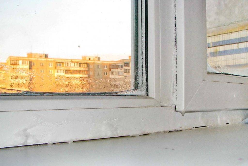 Почему потеют деревянные окна: между рамами, изнутри, что делать, как устранить
