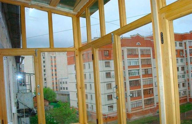 Остекление балконов деревянными рамами — один из оптимальных вариантов
