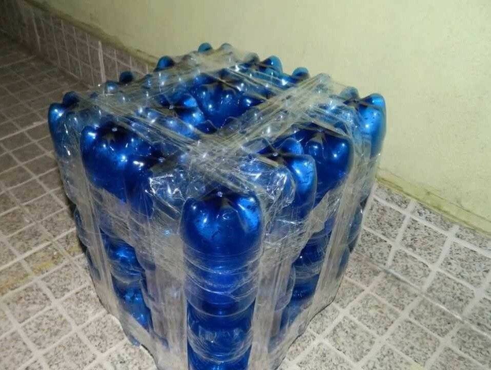 Мягкий пуфик из пластиковых бутылок