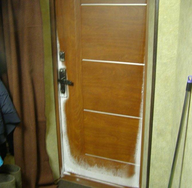 Входная дверь в частный дом, чтобы не промерзала