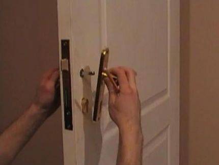 Дверь не закрывается: что делать, ремонт своими руками